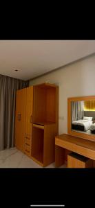 um quarto com uma cama e uma secretária de madeira em شقة دخول ذاتي em Taif
