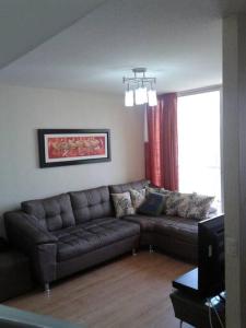 uma sala de estar com um sofá e uma janela em Tait's House - Cómodo departamento Dúplex - Ate em Lima