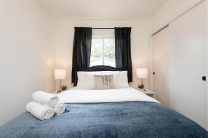 a bedroom with a large bed with towels on it at Beautiful Apartment in Atwater Village in Glendale