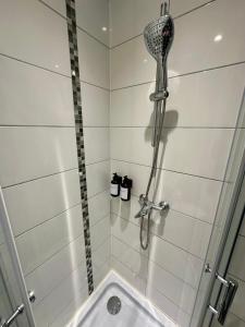 een badkamer met een douche met een douchekop bij LeCathedrale : F2 au cœur de Metz ! in Metz