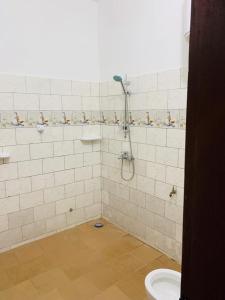 Ванна кімната в Cotonou dwelling AAC 1