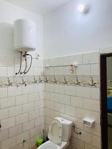 ein Bad mit einem WC mit einer Lampe darüber in der Unterkunft Cotonou dwelling AAC 1 in Porto-Novo