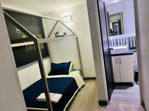 a small room with a bunk bed and a mirror at Hermoso y Familiar Apartamento Cedritos in Bogotá