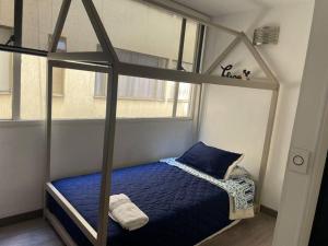 a bedroom with a bunk bed with blue sheets at Hermoso y Familiar Apartamento Cedritos in Bogotá