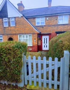 een wit hek voor een huis bij SwankyHome4Groups/Contractors/M6 in Birmingham