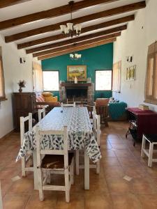 - une salle à manger avec une table et des chaises dans l'établissement Casa familiar, à Tafí del Valle