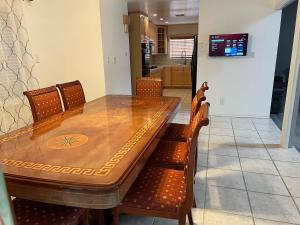 a dining room table and chairs and a kitchen at Las Vegas Luxury House in Las Vegas