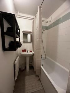 W łazience znajduje się umywalka, wanna, toaleta i umywalka. w obiekcie Paris- Stade de France -CDG-Disney w mieście Saint-Denis