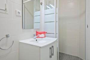 een witte badkamer met een wastafel en een douche bij Alcam Baro 22 in Barcelona +8 foto's
