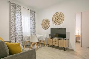 een woonkamer met een tafel en een televisie bij Alcam Baro 22 in Barcelona