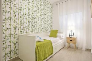 een slaapkamer met een bed met groen en wit behang bij Alcam Baro 22 in Barcelona