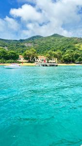 una barca in un grande bacino d'acqua di Jardim das Palmeiras II Home Resort a Ubatuba Altre 130 foto