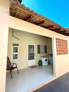a patio with a table and a chair on a house at Kitnet Realeza in Várzea Grande