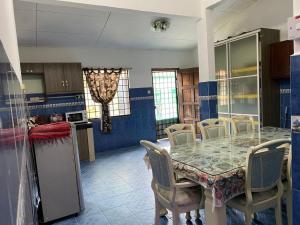 uma cozinha e sala de jantar com mesa e cadeiras em Nilai Bronizam Homestay em Nilai