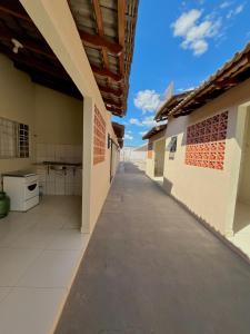 an empty hallway of a building with the sky in the background at Kitnet Realeza in Várzea Grande