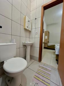 uma casa de banho com um WC e um lavatório em Kitnet Realeza em Várzea Grande