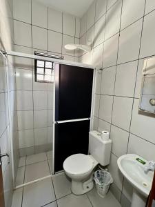 a bathroom with a toilet and a sink at Kitnet Realeza in Várzea Grande