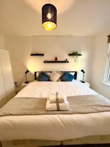 Ένα ή περισσότερα κρεβάτια σε δωμάτιο στο Stratford City - Luxe house with garden