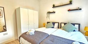 Ένα ή περισσότερα κρεβάτια σε δωμάτιο στο Stratford City - Luxe house with garden