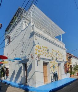un bâtiment avec des étoiles peintes sur son côté dans l'établissement Casa Evelyn, à Carthagène des Indes