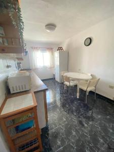 una cucina con tavolo e sedie in una stanza di Maravillas del Mar a La Mareta