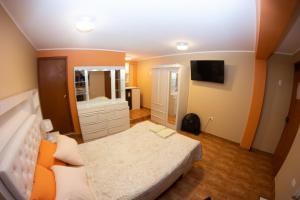 - une grande chambre avec un lit et un miroir dans l'établissement Hotel Sunset Chancay, à Chancay