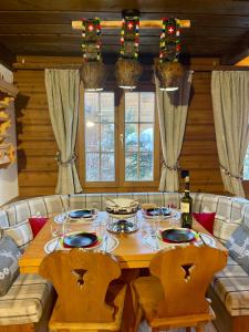 - une table à manger avec des verres à vin dans l'établissement Gstaad Chalet, à Gstaad