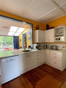 Kitchen o kitchenette sa Seasong - Waihi Beach Holiday Home