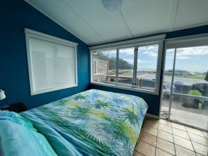 Seasong - Waihi Beach Holiday Home 객실 침대