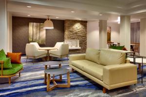 eine Lobby mit einem Sofa, Stühlen und einem Tisch in der Unterkunft Fairfield Inn & Suites Roswell in Roswell