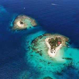 Vista aerea di Cabaña tradiconal en isla Perro chico San blas