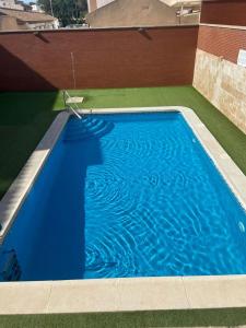 a large blue swimming pool on top of a building at Apartamento Haire in San Pedro del Pinatar