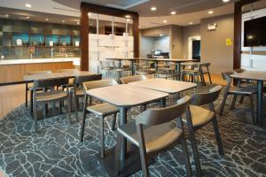 a restaurant with tables and chairs and a bar at SpringHill Suites by Marriott Philadelphia Valley Forge/King of Prussia in King of Prussia