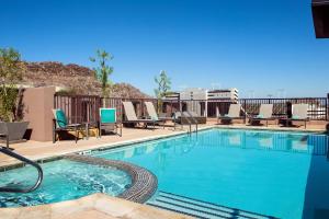 einen großen Pool mit Stühlen und Tischen auf einem Balkon in der Unterkunft Residence Inn by Marriott Tempe Downtown/University in Tempe