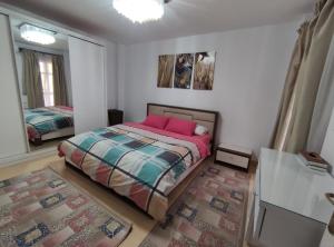 Postel nebo postele na pokoji v ubytování Madinty amazing view 2 rooms fully air-conditioned apartment at Madinty city for families only مدينتي