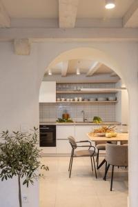 un arco in una cucina con tavolo e sedie di Villa Miri, Heritage Superior Villa with Swimming Pool a Dubrovnik
