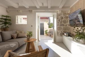 un salon avec un canapé et une table dans l'établissement Villa Miri, Heritage Superior Villa with Swimming Pool, à Dubrovnik