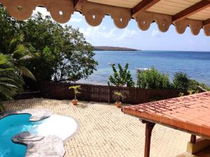 una piscina con vista sull'oceano di 45 Villa la Cherry bord de mer a Le Diamant