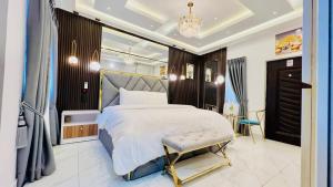 Cama ou camas em um quarto em Kamara Lakeview Hotel