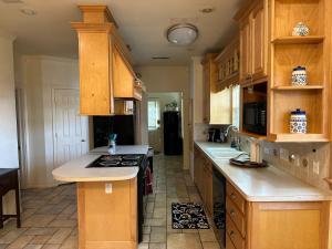 eine Küche mit Holzschränken und einer Arbeitsplatte in der Unterkunft V's Iris Haven in Abilene