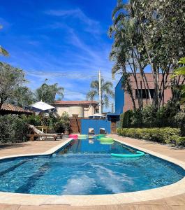 una piscina in mezzo a un cortile di Maresias de Itu Suites pertissimo da praia com piscina a Maresias