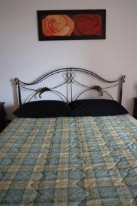 łóżko z kołdrą w sypialni w obiekcie Dimora Turistica de' Piazza w mieście Roccalvecce