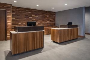 Lobi atau kawasan kaunter penerimaan di Courtyard by Marriott Pullman