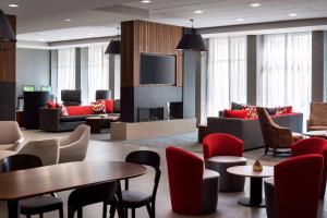 The lounge or bar area at Courtyard by Marriott Pullman