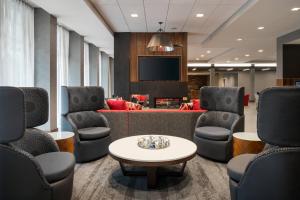 Ruang duduk di Courtyard by Marriott Pullman