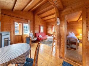 eine Blockhütte mit einem Esszimmer und einem Wohnzimmer in der Unterkunft Scandinavian wooden house in Plate in Plate