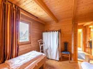 1 dormitorio en una cabaña de madera con cama y ventana en Scandinavian wooden house in Plate, en Plate