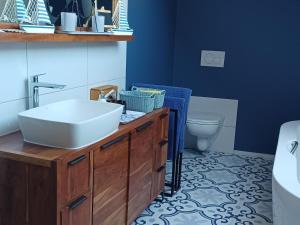 Un baño con lavabo e inodoro en Holiday apartment Monet in Oberrotweil, en Oberrotweil 31 fotos más