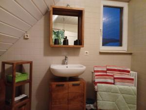 y baño con lavabo y espejo. en Comfortable accommodation in middle of a winery 