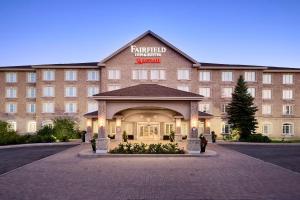 ein Hotelgebäude mit einem Schild auf der Vorderseite in der Unterkunft Fairfield Inn & Suites by Marriott Ottawa Kanata in Ottawa